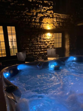 Rural 5* Rookby Cottage, with large Hot Tub